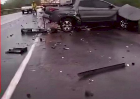 Dois militares de 19 anos morrem em acidente entre picape e carreta na BR-163>